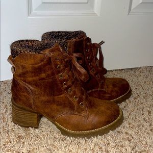 Super cute Carlos Santana boots!Will be great for fall and wintertime outfits.